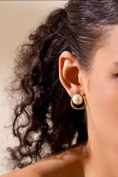 Goldie Pearl Studs