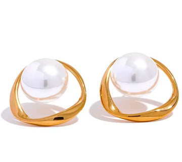 Goldie Pearl Studs